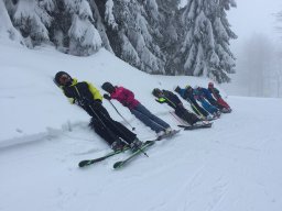 SkiKids_an_der_Schneewand